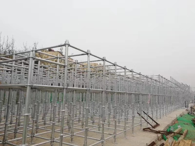 搭建腳手架橫向掃地桿與縱向掃地桿時(shí)，怎么設(shè)置好？ (圖1)